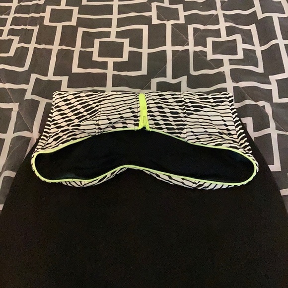 Skirt XS. Preloved. Stretch material. - Picture 4 of 9